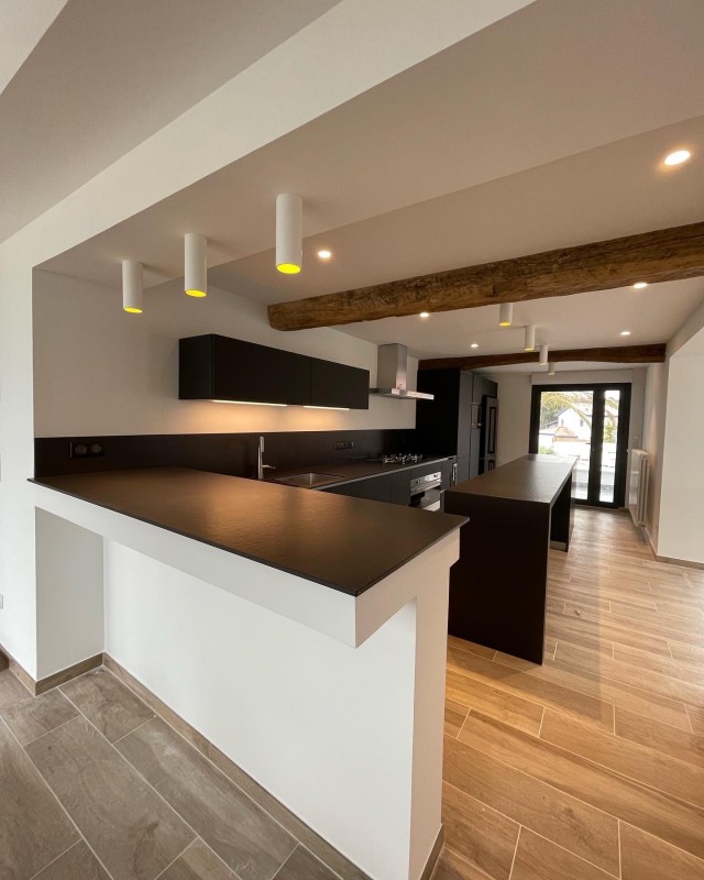 Conception de cuisine en Fenix noir avec plan de travail en céramique et électroménager SMEG à Bidart