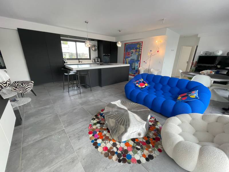 Conception de cuisine en Fenix noir avec plan de travail en quartz aspect marbre à Bayonne