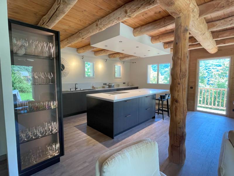 Agencement d'une cuisine esprit chalet avec portes bois à Saint-Lary